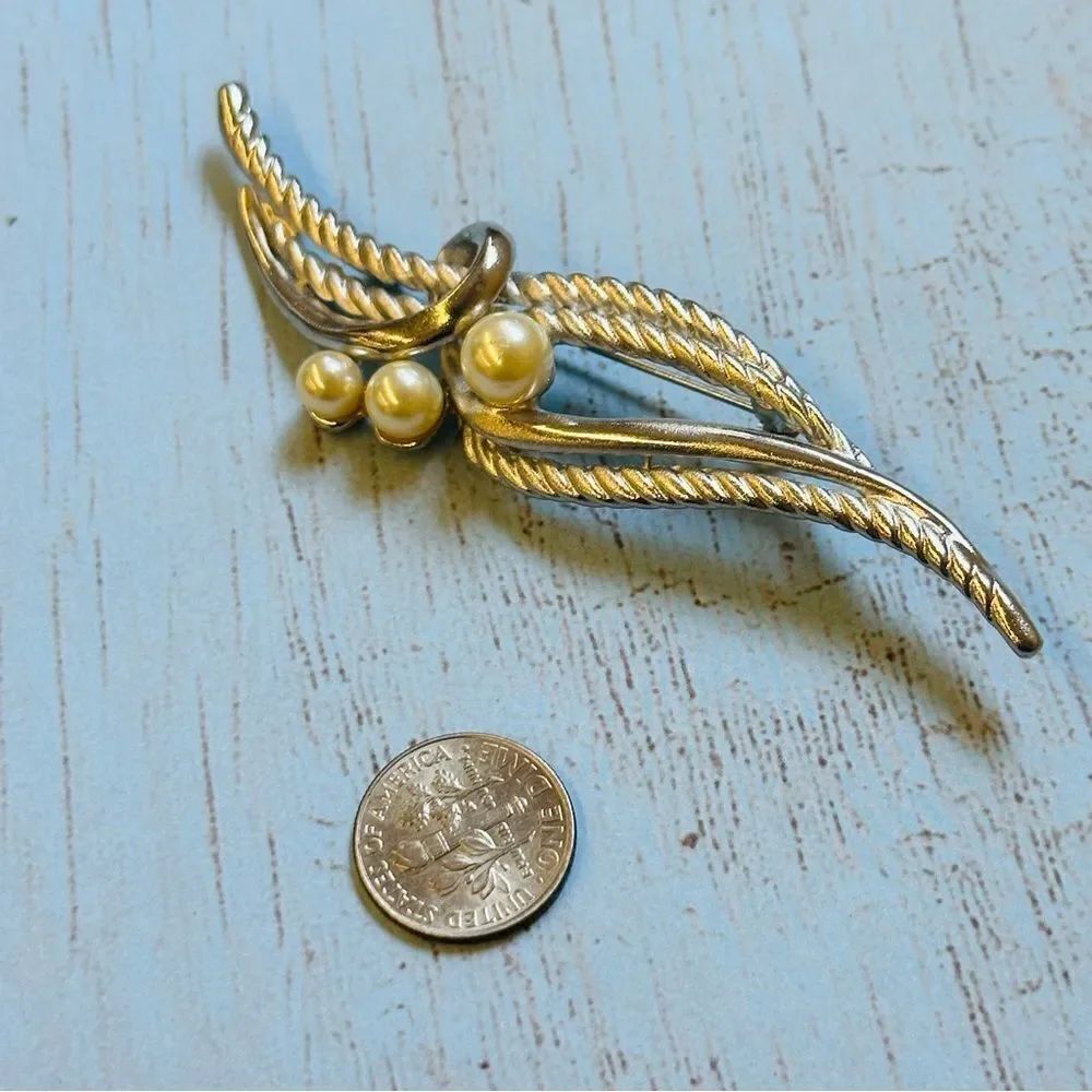 Vintage Silver Pearl Swirl Brooch‎